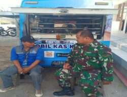 Bangun Kedekatan dan Keakraban, Babinsa Kelurahan Sondakan Komsos Dengan Petugas Mobil Loket PDAM