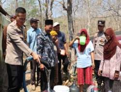 Polisi dan TNI Datang Saat Kemarau Panjang Warga Desa Krebet di Ponorogo Riang
