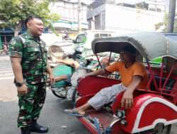 Berhati-hati Saat Bekerja, Inilah Pesan Komsos Babinsa Danukukusuman dengan Tukang Becak