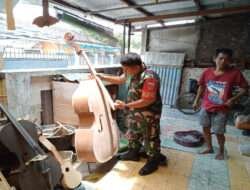 Pengusaha pengrajin Gitar Tak Luput Dari Komsosnya Babinsa Danukusuman