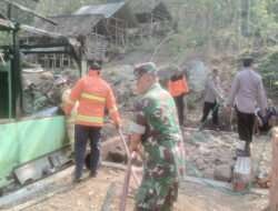 Anggota Koramil 0806/03 Durenan Bersama Polsek Durenan dan Tim Damkar Menyelamatkan Rumah dari Kobaran Api