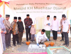 Bupati Gresik Lakukan Peletakan Batu Pertama Masjid KH Muchtar Djamil Perum Green Garden Gresik