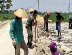 Bersama Warga, Babinsa Posramil Kasreman Gotong Royong Perbaiki Jalan