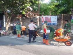 Babinsa Joyotakan Pelopori Kerja Bakti di Wilayah Binaan