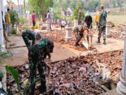 Pasca Bencana Angin Puting Beliung Di Desa Soco, Koramil 22/Slogohimo Bersama Perangkat Desa Bersihkan Puing-Puing Bangunan