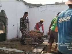 Tumbuhkan Rasa Kebersamaan, Babinsa Padas Bersama Warga Gotong Royong Perbaiki Tempat Ibadah