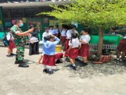 Jadi Sahabat Siswa Siswi Di Sekolah, Babinsa Jayengan Berikan Motivasi Belajar Serta Stop Bullying