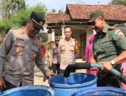 Polres Ponorogo Bersama Bhayangkari Kembali Droping Air Bersih Untuk Warga Terdampak Kemarau Panjang