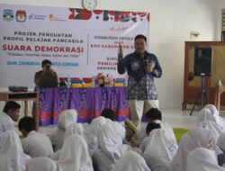 Sosialisasi Pemilu di SMK Dharma Wanita, KPU Gresik Ajarkan Demokrasi Santun dan Cerdas