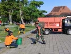 Bersama Tim Saberling, Babinsa Keprabon Laksanakan Kerja Bakti Pembersihan di Lapangan Pamedan Puro Mangkunegaran