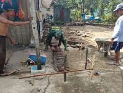 Bersama Warga Binaan, Anggota Koramil Widodaren Gotong -Royong Rehab Rumah Warga