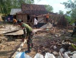 Rumah Warga Roboh, Anggota Kodim 0802/Ponorogo Sigap Berikan Bantuan