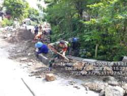 Bersama Dengan Warga Binaan, Babinsa Koramil 01/Ngawi Gotong -Royong Pasang Paving