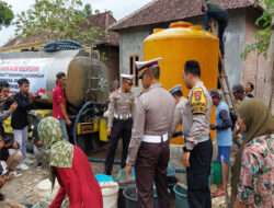 Polisi Bantu 14 Ribu Liter Air dan Sembako pada Warga Terdampak Kekeringan di Jombang
