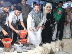 Wabup Bu Min Letakan Batu Pertama, Mulai Pembangunan Rumah Sakit Nahdlatul Ulama di Cerme