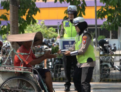 Jum’at Berkah Berbagi, Satlantas Polres Gresik Bagikan Nasi Bungkus di Jalan