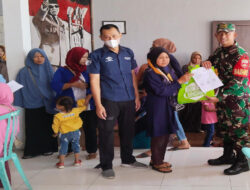 Dukung Program Penanganan Stunting, Babinsa Dampingi Berikan Batuan Makanan Sehat