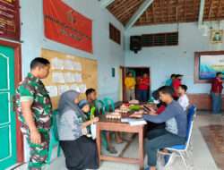 Babinsa Koramil Karangjati Kawal Pembagian BLT Sembako dan PKH di wilayah
