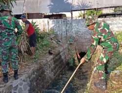 Gotong Royong Bersihkan Saluran Air, Upaya Babinsa Kodim 0802/Ponorogo Tingkatkan Kebersihan dan Kebersamaan Bersama Warga