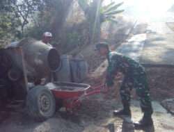 Babinsa Simo Terjun Langsung Gotong Royong Pengecoran Rabat Beton