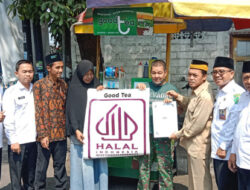 KUA, MUI, Camat Kebomas Serahkan Seribu Sertipikat Halal Bagi UMKM