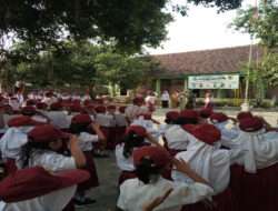 Babinsa Koramil 09/Giritontro Jabat Pembina Upacara di SDN 2 Giritontro