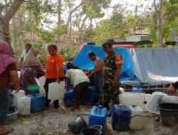 Atasi Kekeringan, Babinsa Bantu Distribusikan Air Bersih