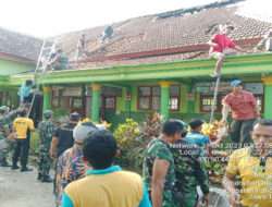 Gedung Sekolah Terbakar, Anggota Kodim 0802/Ponorogo Bersama Instansi Terkait Gotong Royong Bersihkan Puing – Puing Sisa Kebakaran