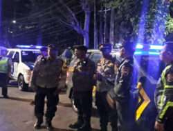 Patroli Kejahatan Dengan Menyalakan Lampu Biru Pada Malam Hari