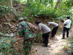 Sinergitas TNI-Polri dan Warga Pasang Selang, Perlancar Pemenuhan Kebutuhan Air Bersih