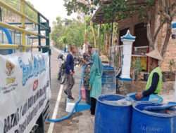 Upaya Droping Air Bersih Terus Dilakukan Oleh Babinsa Koramil 0801/11 Donorojo Untuk Atasi Kekeringan