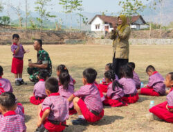 Kunjungi Taman Kanak Kanak, Serma Puryanto Kenalkan Tentang Tugas TNI Kepada Puluhan Murid