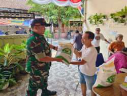 Babinsa Kemlayan Bantu Distribusi Beras Untuk Warga PKH