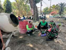 Pantau Situasi Wilayah, Babinsa Komsos Dengan Masyarakat di Desa Binaan
