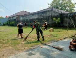 Ciptakan Kemanunggalan, Babinsa Sumber Bersama Warga Dan DLH Laksanakan Kerja Bakti
