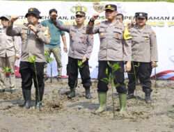 Dalam Rangka Rakorbin SDM dan HUT KORPRI 2023 Polres Tanjung Perak Tanam Ratusan Pohon Mangrove