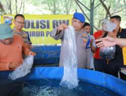 Dukung Ketahanan Pangan Ditpolairud Polda Jatim Beri Bantuan Ribuan Bibit Ikan Lele