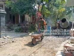 Turut Membangun Desa, Babinsa Kodim 0802/Ponorogo Ikut Kerja Bakti Pengecoran Jalan