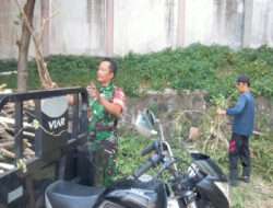 Bersama Warga, Babinsa Purwodingratan Gotong Royong Bersihkan Ranting Dan Pohon