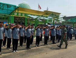 Anggota Koramil 06 Kartasura berikan Latihan PBB dan Wasbang di SMK Harapan Kartasura