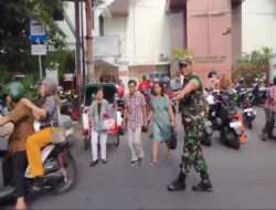 Untuk Memberi Rasa Serma Yudhi dan Babinsa Kratonan Amankan Ibadah di Gereja Joyodiningratan