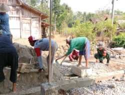 Untuk Memperlancar Transportasi, Babinsa Bersama Warga Gotong -Royong Perbaiki Jalan