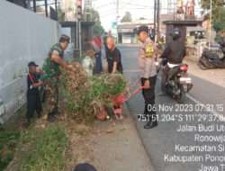 Jaga Kebersihan Lingkungan, Babinsa Kodim 0802/Ponorogo Ikut Kerja Bakti Bersihkan Saluran Air