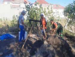 Babinsa “Sambatan” Membangun Rumah