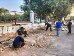 Jelang Gelar Budaya Jarwana, Babinsa Jayengan dan Perangkat Kelurahan Kerja Bakti