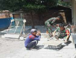 Terus Dekat Dengan Rakyat, Anggota Kodim 0802/Ponorogo Bantu Warga Pasang Granit Lantai Masjid