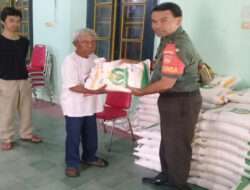Yakinkan Tepat Sasaran, Babinsa Keprabon Beserta Bhabinkamtibmas Bantu Pendistribusian Bantuan Beras di Wilayah binaan