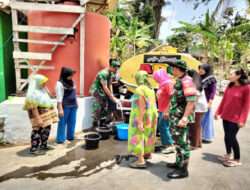 Dampak Kemarau Panjang, Koramil 08/Giriwoyo Bekerja Sama Dengan Beberapa Donatur Salurkan Bantuan Air Bersih Kepada Warga