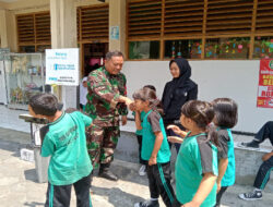 Peduli Perkembangan Pendidikan Anak, Babinsa Gandekan Sambangi Anak-anak Sekolah Dasar