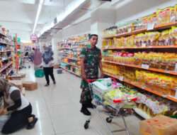 Pastikan Harga Normal, Babinsa Sriwedari Laksanakan Pengecekan ke Swalayan Sami Luwes
